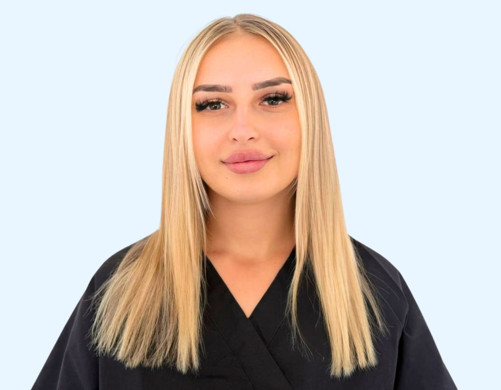 Homme, sourire blanc éclatant, dents parfaites, soins dentaires, clinique dentaire, professionnel dentaire, esthétique dentaire, dentiste, patient satisfait, soins personnalisés.